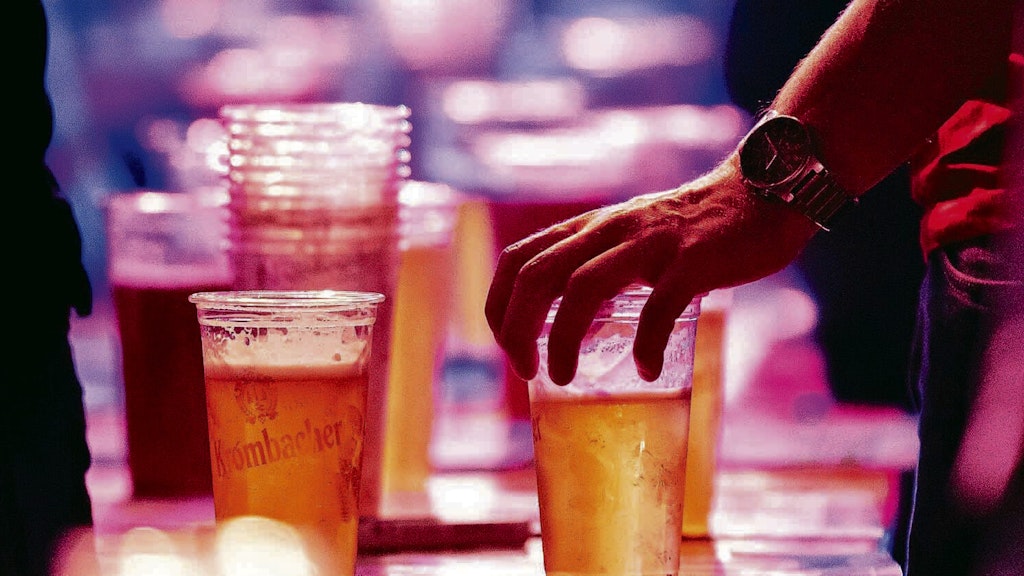 Geschlossene Gaststätten und abgesagte Volksfeste lassen den Bierkonsum in Deutschland massiv sinken.