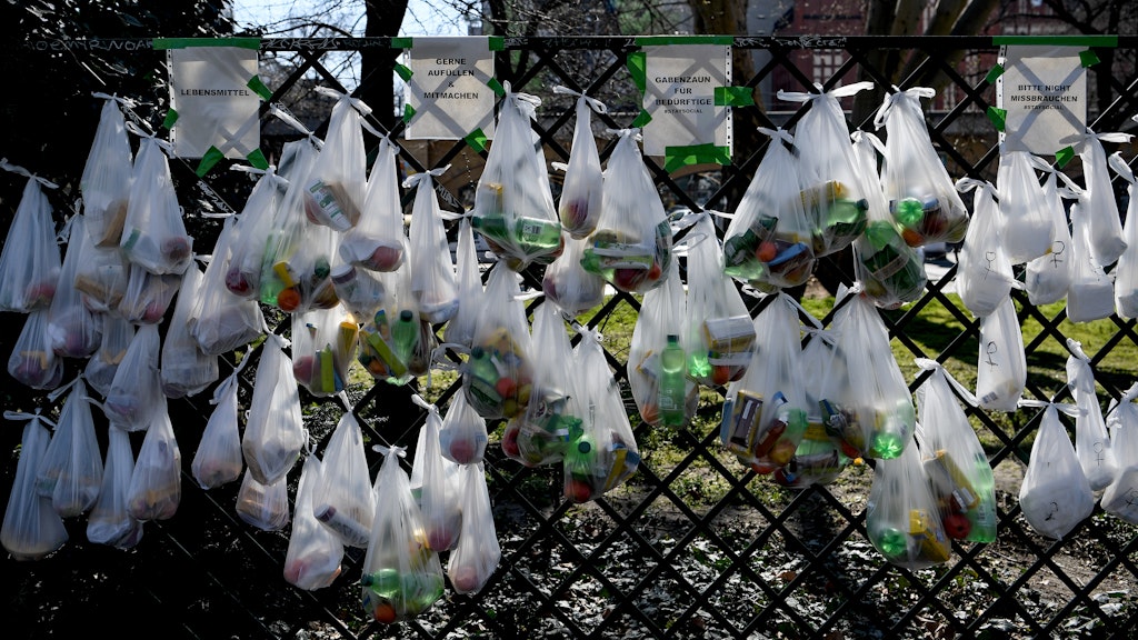 Tüten mit Spenden hängen an einen Gabenzaun am Savignyplatz.
