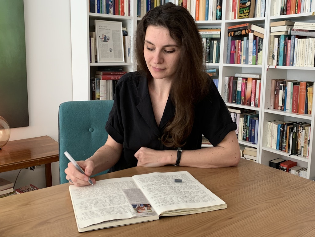Judith Poznan mit ihrem Logbuch.