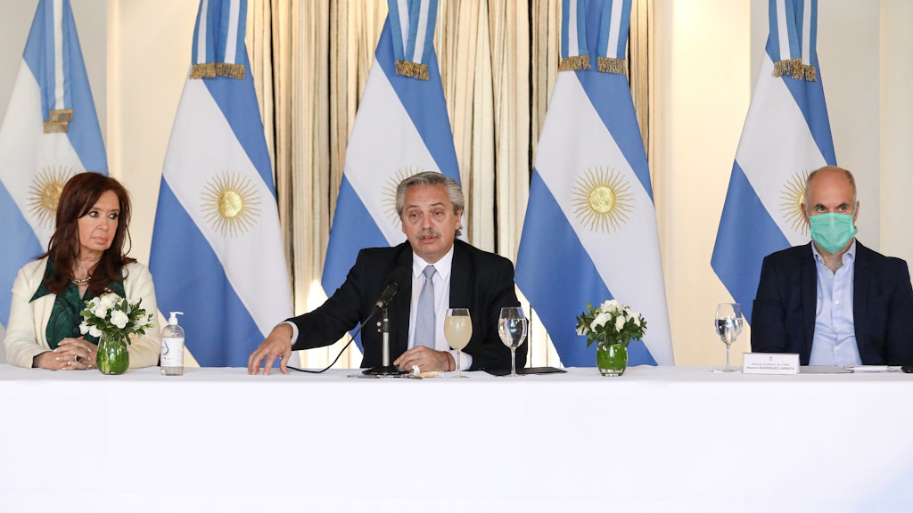 Auf diesem vom argentinischen Präsidentenamt zur Verfügung gestellten Bild nehmen Alberto Fernandez (M.), Präsident von Argentinien, Cristina Fernandez de Kirchner (l), Vizepräsidentin, und Horacio Rodriguez Larreta (r), Bürgermeister der Stadt Buenos Aires, an einem Treffen über einen von der Regierung geplanten Schuldenschnitt teil.