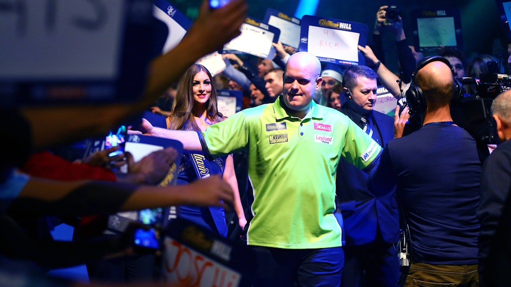 Michael van Gerwen arbeitet sich durch seine Fans während der Darts-WM in London. Wann solche Events wieder stattfinden können, ist völlig offen.