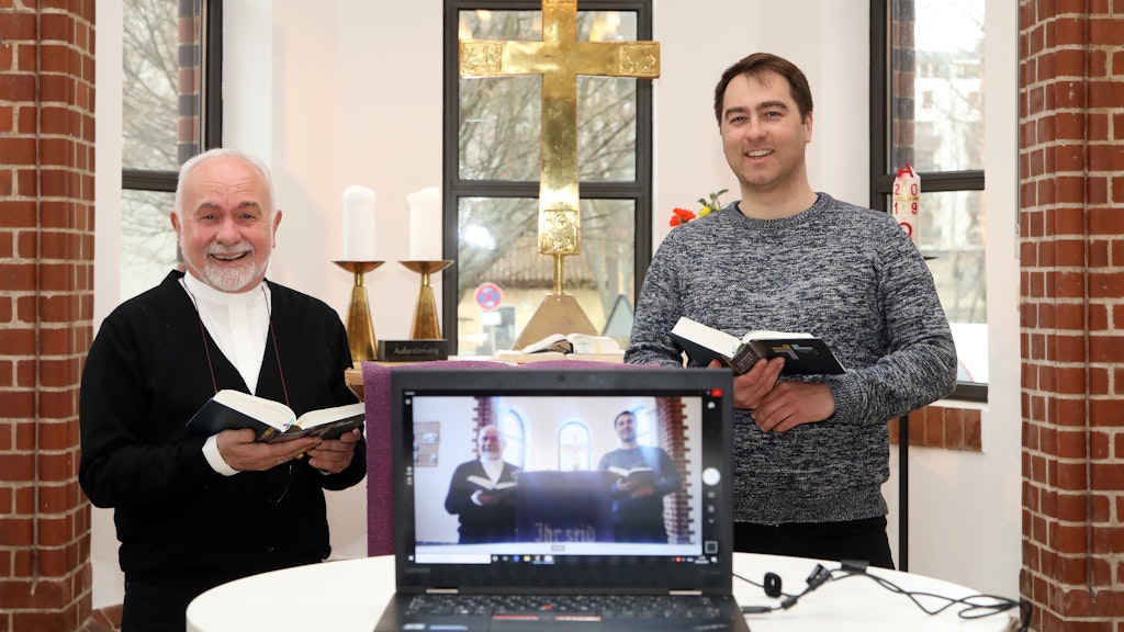 Gottesdienst in Corona-Zeiten: Pfarrer Volker Steinhoff (71) und sein Nachfolger Vladimir Kmes (37) kurz vor der Video-Predigt.