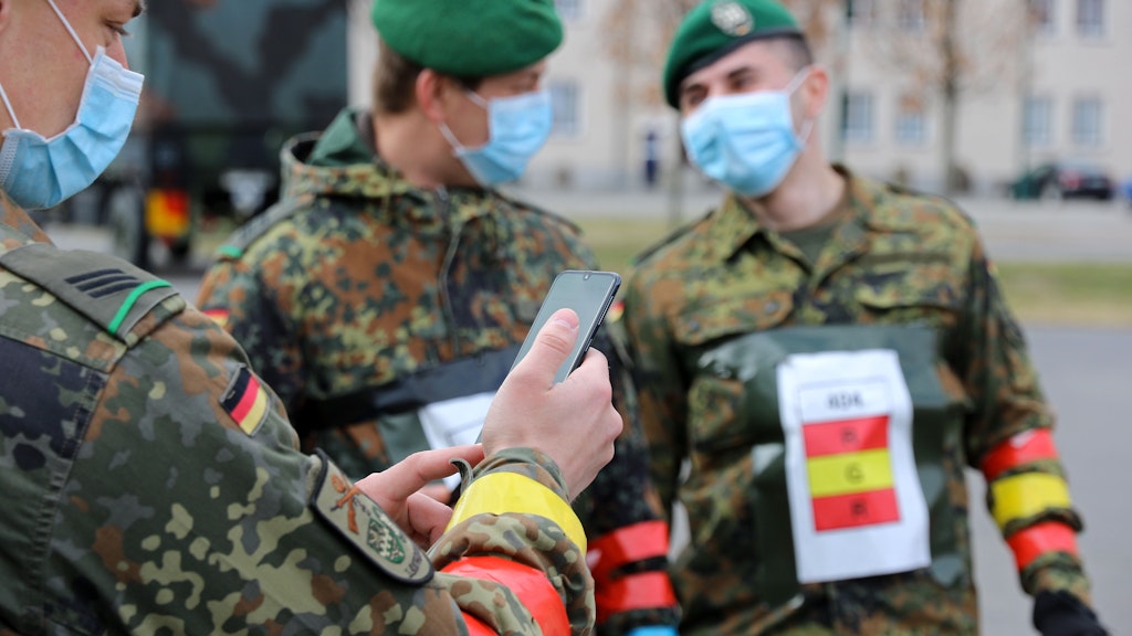 Soldaten der Bundeswehr testen als erste die neue App, die in wenigen Tagen verfügbar sein soll.