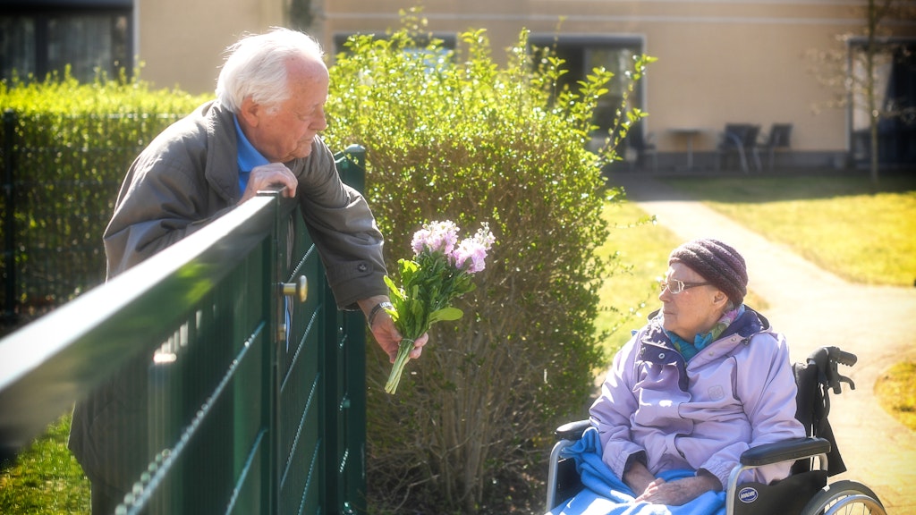 Auf Abstand am Zaun: Horst und Margrit Radke.