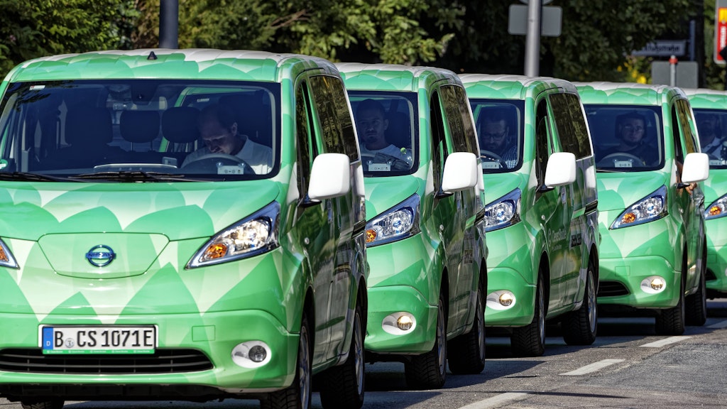 Warten auf den nächsten Auftrag: Fünf von 150 Clever-Shuttle-Elektroautos in Berlin.