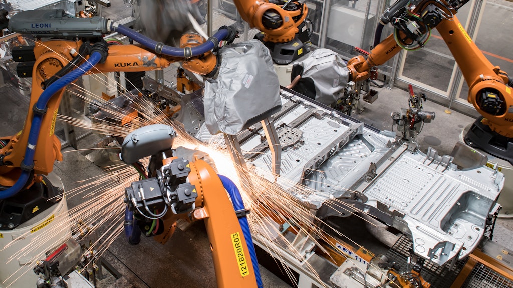 Die Bodengruppe des VW ID.3 läuft durch eine Fertigungslinie im Karosseriebau des Volkswagen-Werkes Sachsen in Zwickau. 