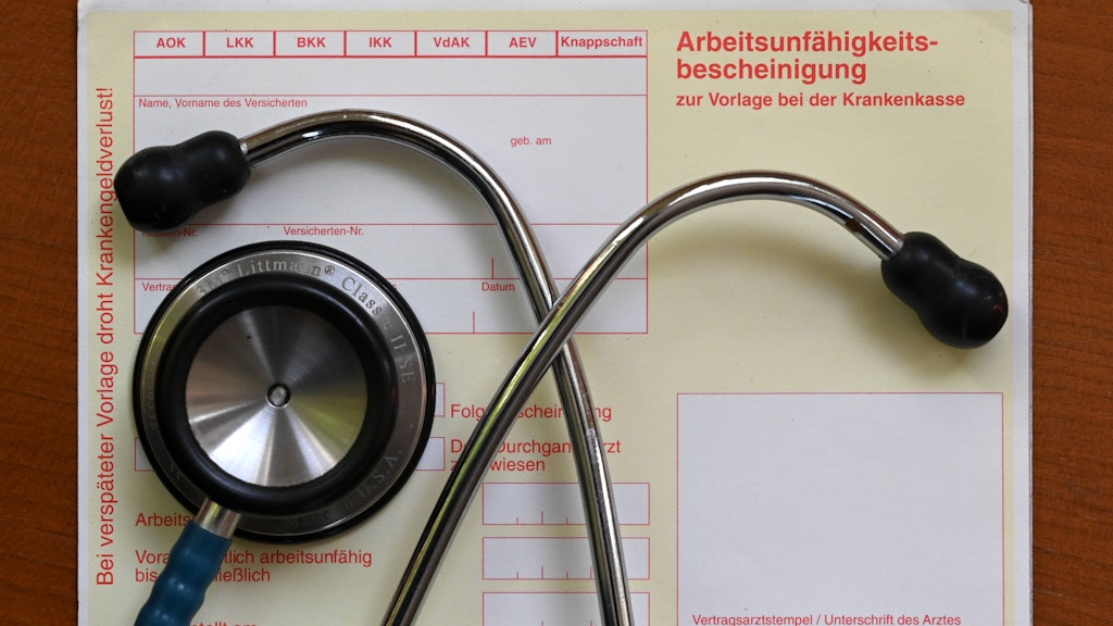 Die Krankschreibung auf Papier gibt es zwar noch - sie wird aber momentan häufiger per Post versendet.