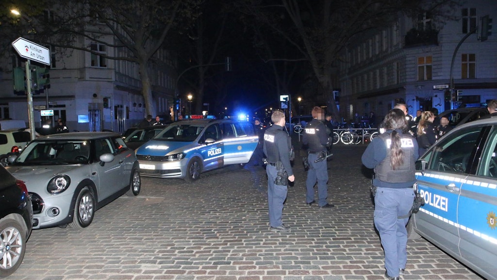 In der Nähe des Urban-Krankenhauses ignorierten Clan-Mitglieder die Verkehrskontrolle der Polizei.