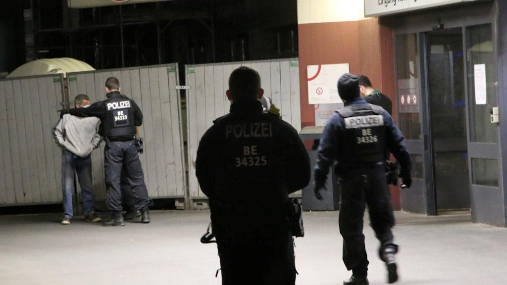 Vor der Rettungsstelle des Urban-Krankenhauses musste die Polizei für Ordnung sorgen und Clanmitglieder beruhigen.