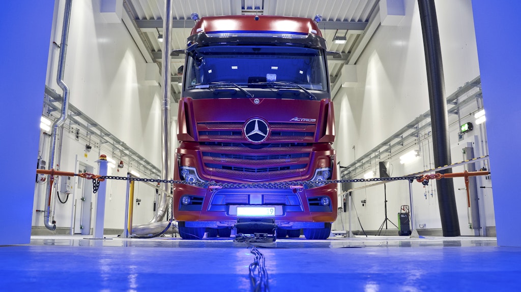 Ein Lkw steht auf einem Rollenprüfstand im Mercedes-Benz Werk Wörth.