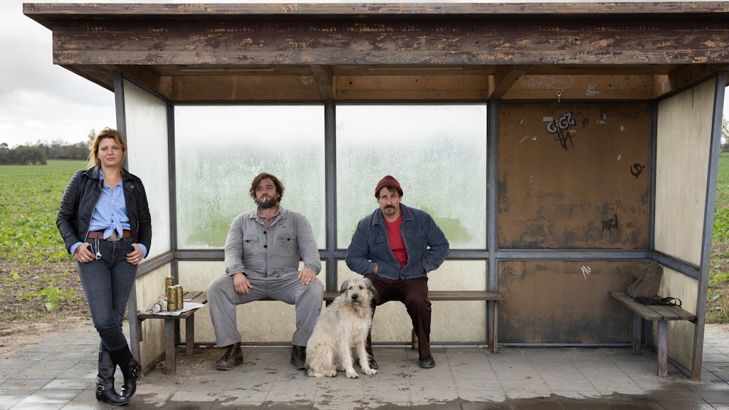 Das ganze Ensemble der Serie: Jördis Triebel als Busfahrerin, Ronald Zehrfeld (Mitte) als Johannes, Felix Kramer als Ralf, nicht zu vergessen: der Hund Maik.