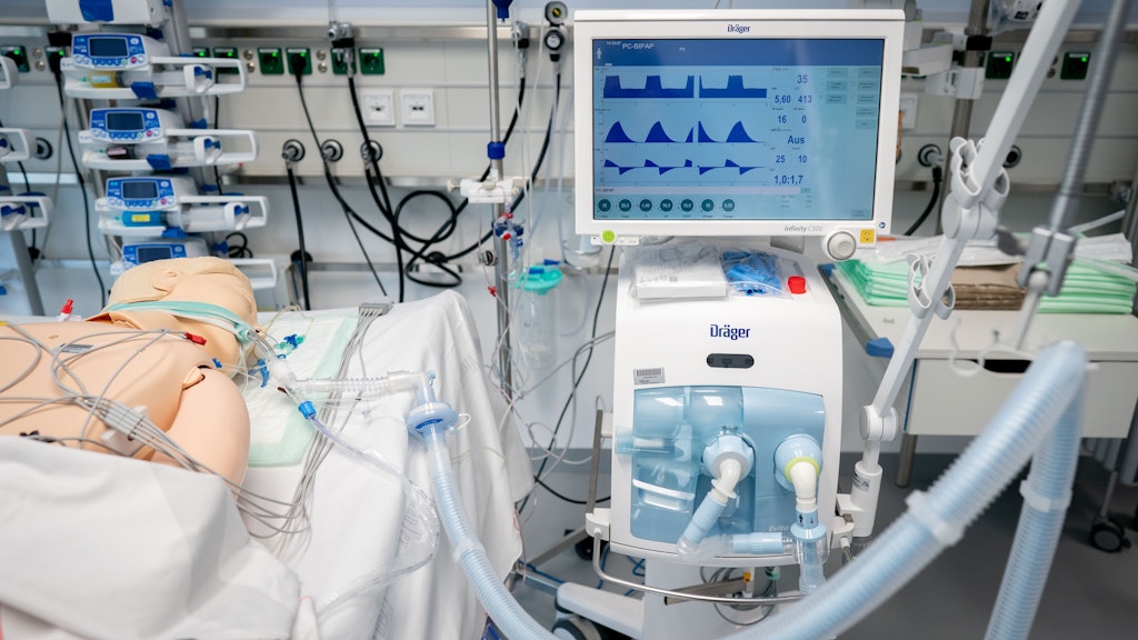 Eine Dummy-Puppe liegt auf einem Bett der neu eröffneten Intensivstation des Vivantes Humboldt-Klinikum im Berliner Stadtteil Reinickendorf an einem Beatmungsgerät. 