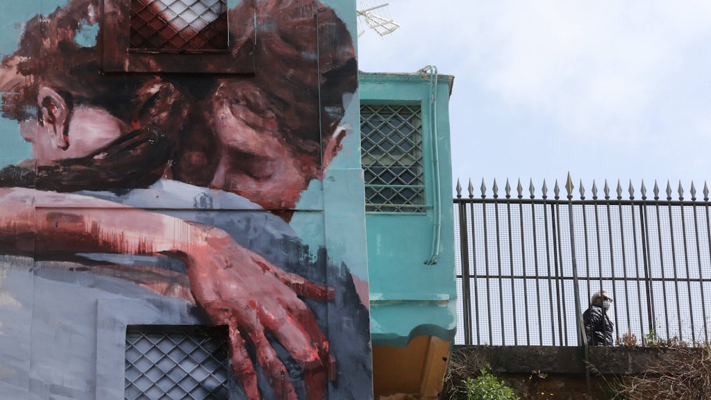 Haben die gar keine Angst? Street-Art mit Umarmungsmotiv in Italien. 