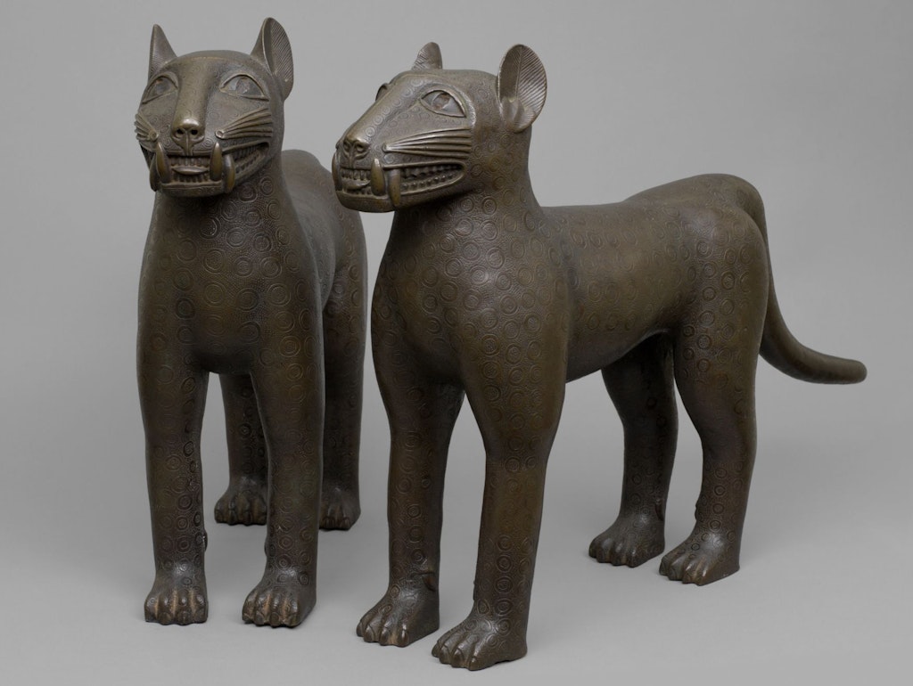 Königlich: Leopardenpaar in Gelbguss, 16.-18. Jahrhundert.