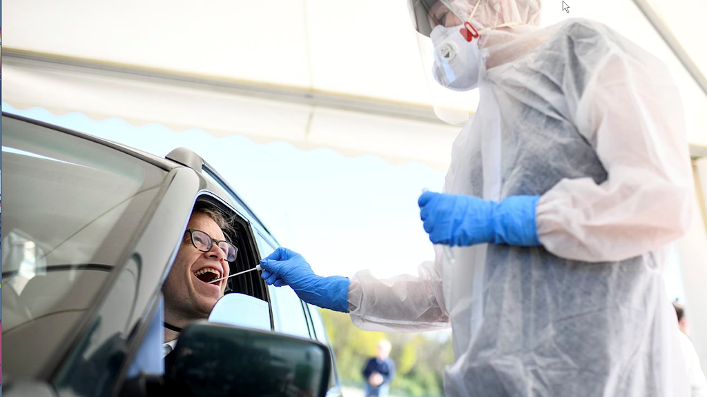 Mitarbeiter vom Gesundheitsamt in Mitte nehmen eine Probe von Ephraim Gothe, Bezirksstadtrat Mitte, auf dem zentralen Festplatz in der ambulanten Corona-Test- Einrichtung.
