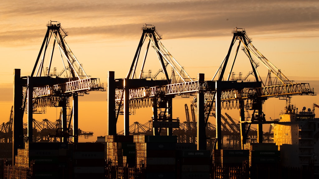 Ein Containerschiff in Hamburg.
