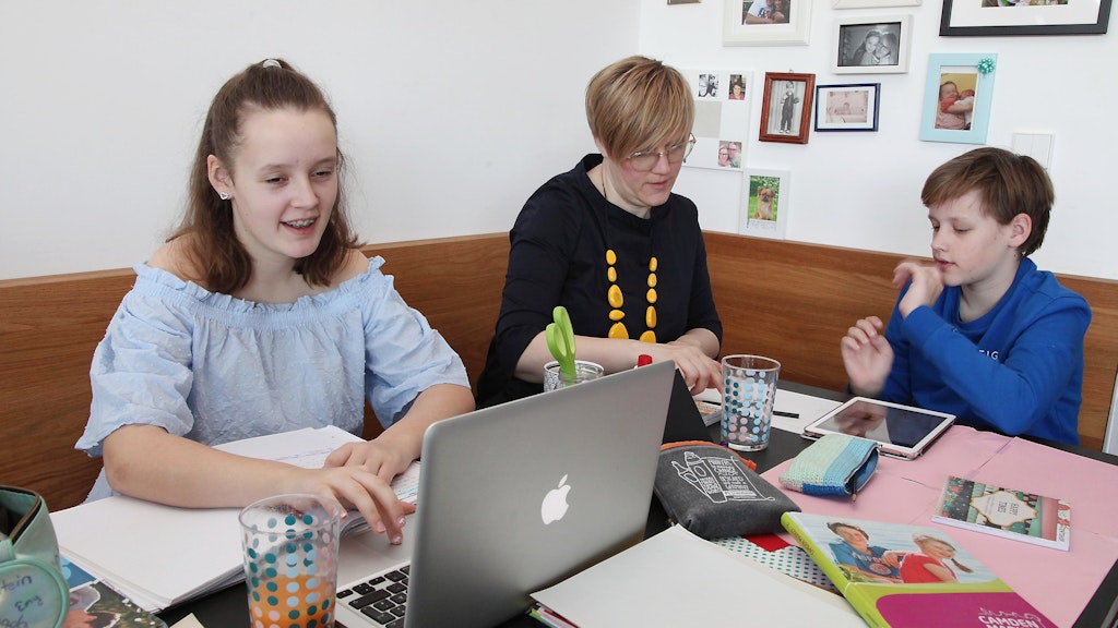 Lehrerin Anne Kuhnert mit den Kindern Magda und Konrad.