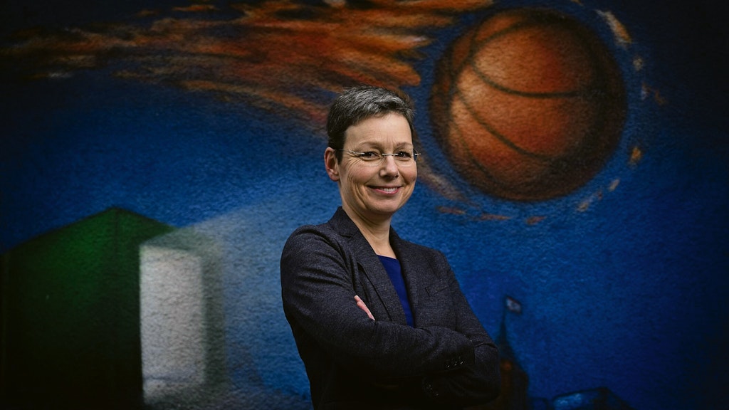 Psychologin Renate Eichenberger vor dem Alba-Trainingszentrum in Berlin-Mitte. Derzeit hält sich die Schweizerin in ihrer Heimat auf.
