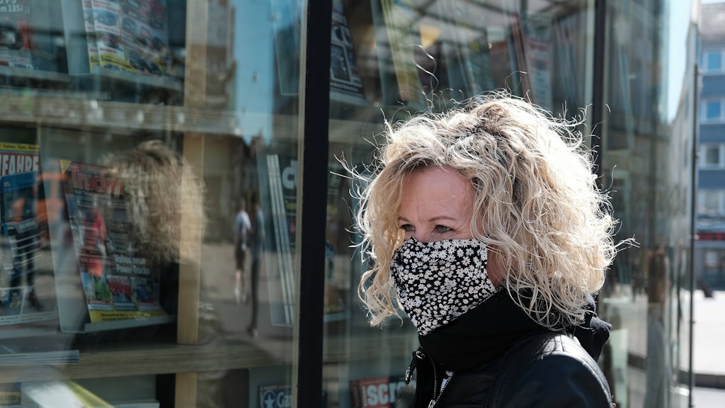 Eine Frau mit Maske. (Symbolbild)