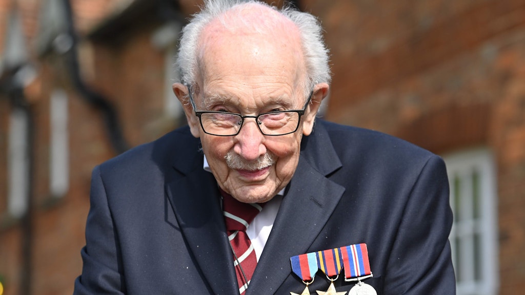 Daumen nach oben für so viel Engagement: Der 99-jährige Kriegsveteran und Chartstürmer Tom Moore.