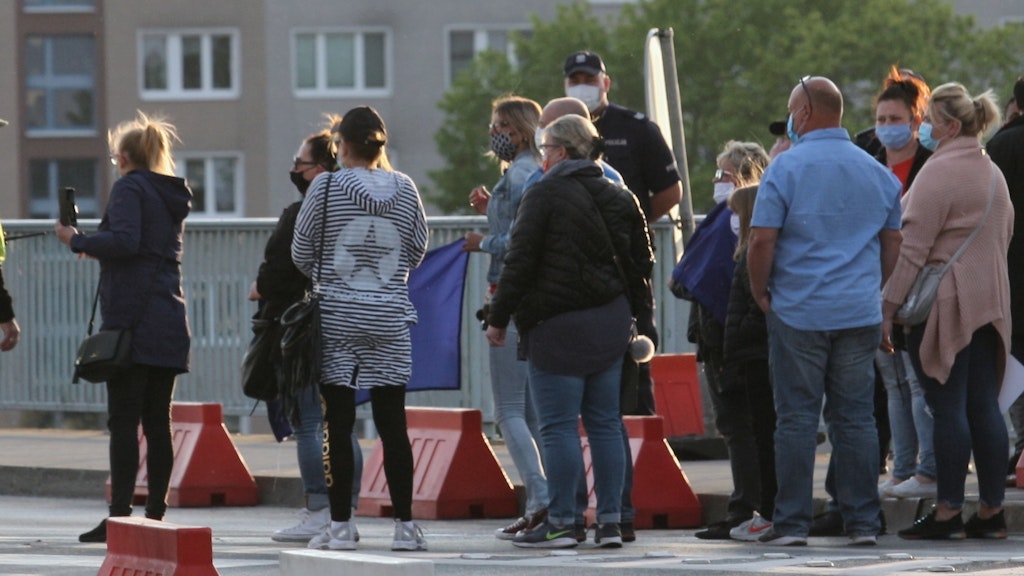 24.04.2020, Polen, Slubice: Grenzgänger demonstrieren an der Grenze zu Frankfurt (Oder).