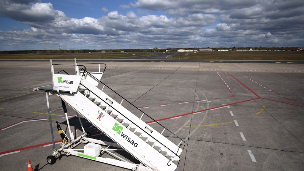 Verwaiste Fluggasttreppe auf dem Flughafen Tegel.