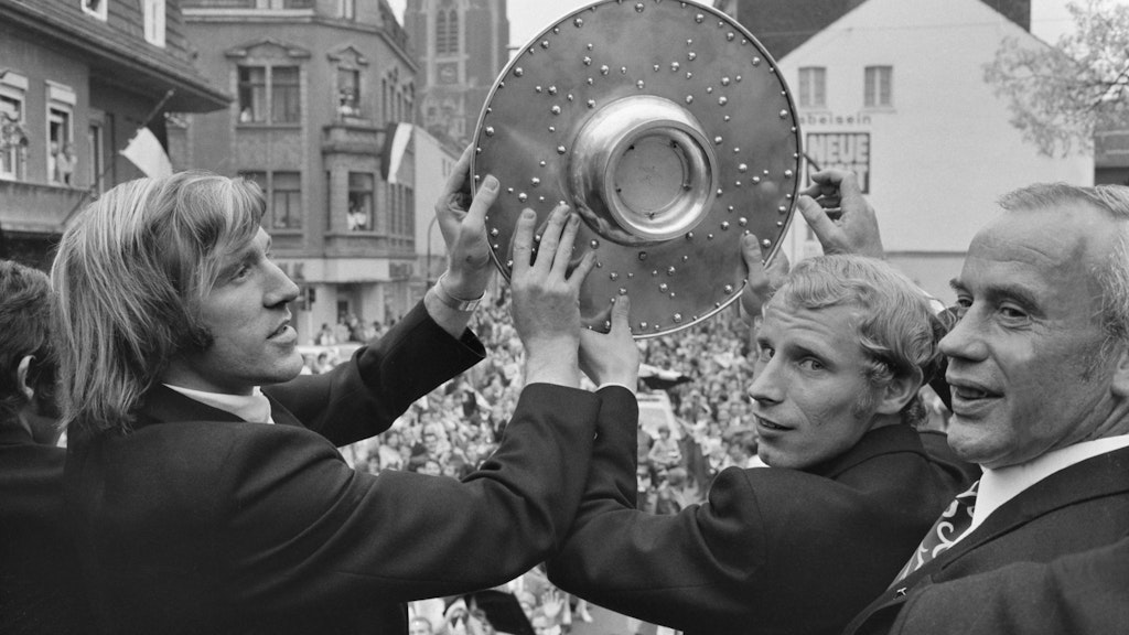 Meisterfeier 1970 in Mönchengladbach: Günter Netzer, Berti Vogts und Hennes Weißweiler 
