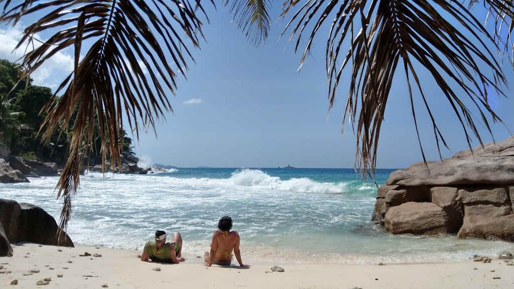 Der Strand Anse Patates auf der Seychellen-Insel La Digue. 