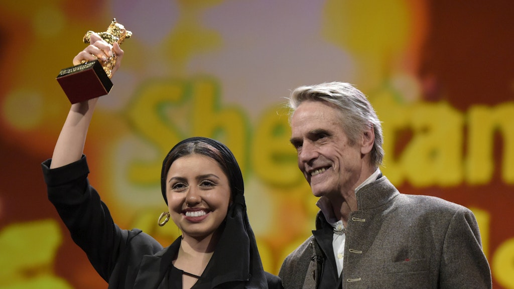 Berlinale 2020: Baran Rasoulof (l.) nimmt aus dem Händen des Jurypräsidenten Jeremy Irons stellvertretend für ihren Vater Mohamad Rasoulof den Goldenen Bären für den iranischen „There is no evil“ entgegen. 