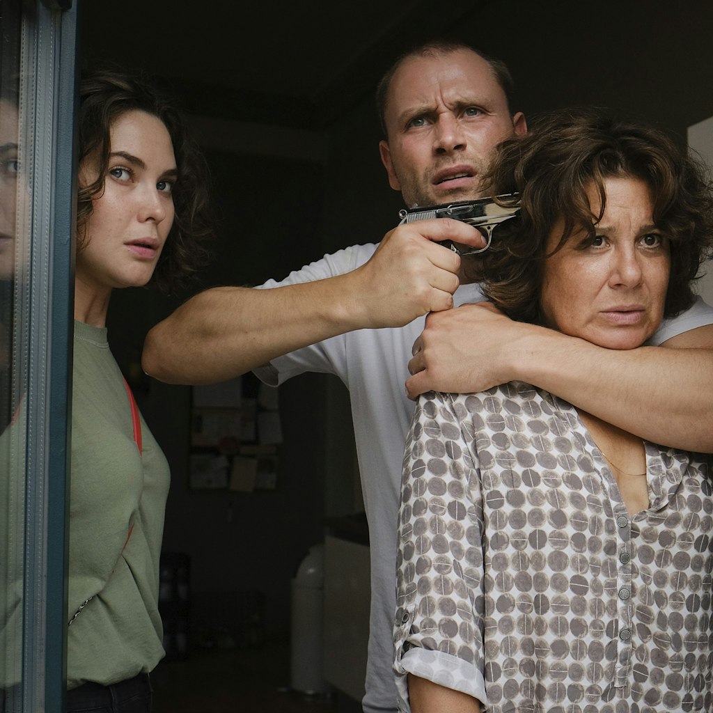 Das Ehepaar Bürger (Katia Fellin, Max Riemelt) droht die Heimleiterin Ella Lehmann (Anita Vulescia, re.) zu töten. <br>