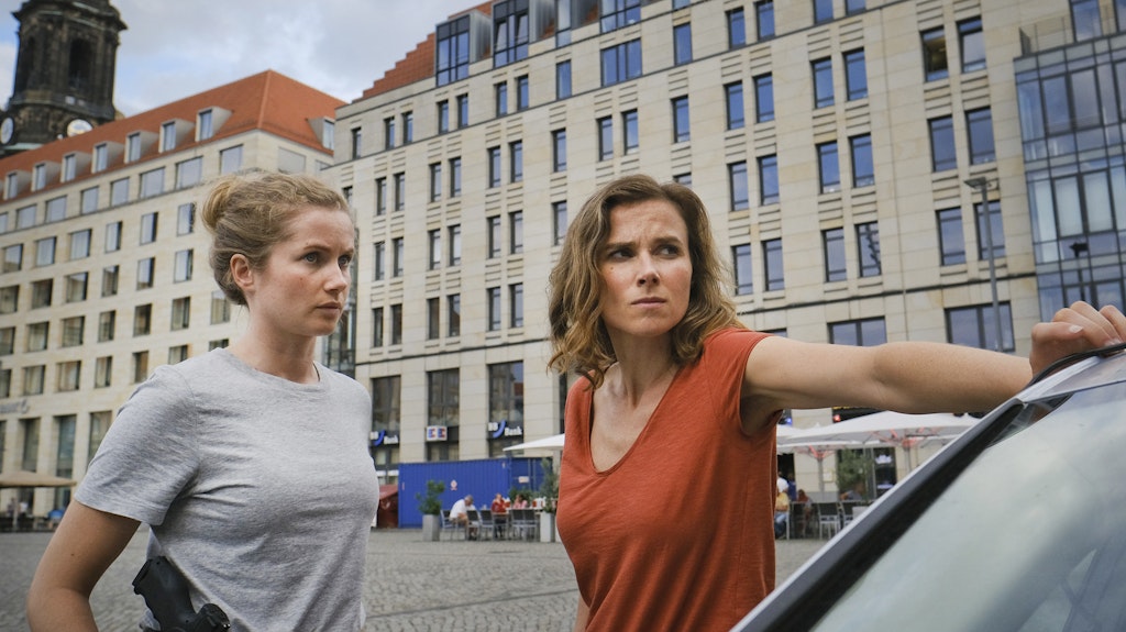 Die Kommissarinnen Leonie Winkler (Cornelia Gröschel, li.) und Karin Gorniak (Karin Hanczewski) in Dresden