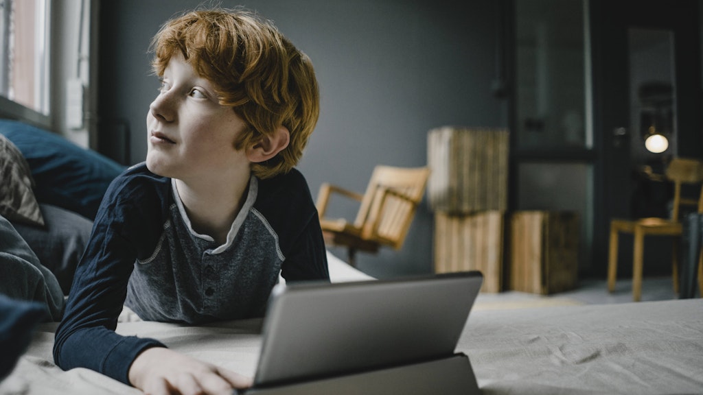 Nie ohne mein Tablet: Starre Regelungen sind der falsche Ansatz. Eltern sollten sich mit den Spielen und Filmen auf den kleinen Geräten auseinandersetzen. 