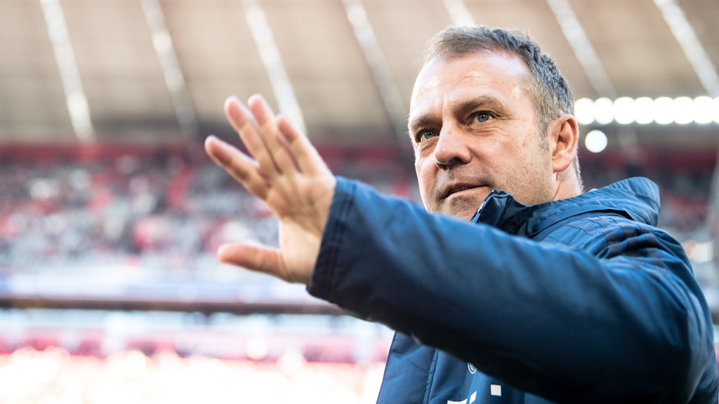 Hansi Flick bleibt über das Saisonende hinaus Trainer des FC Bayern München.