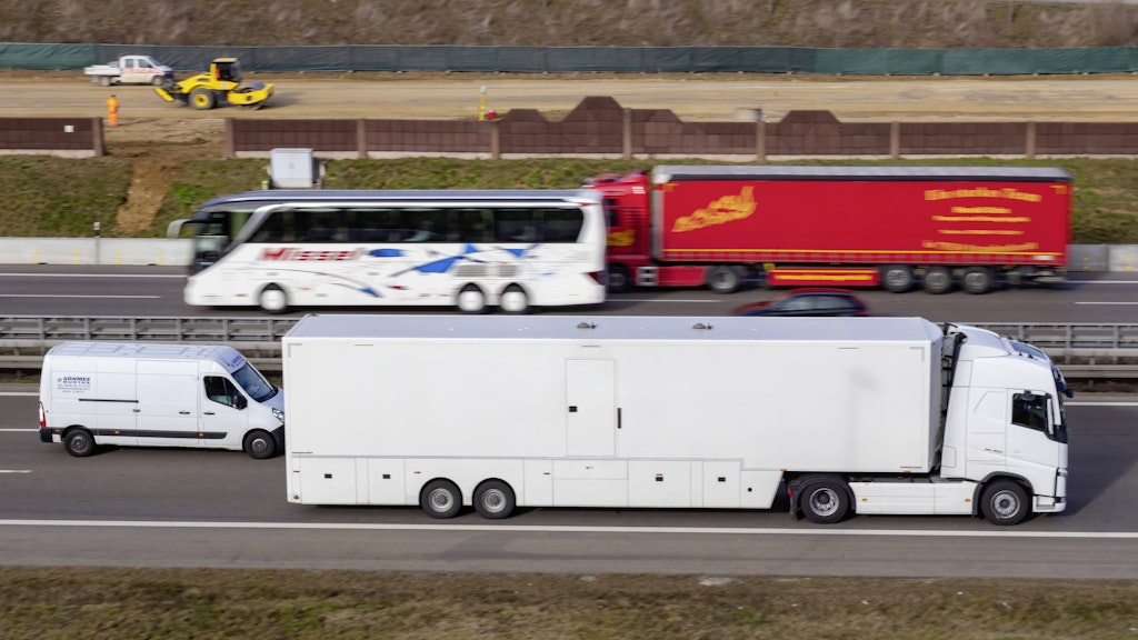 Lkw auf der Autobahn (Symbolfoto).