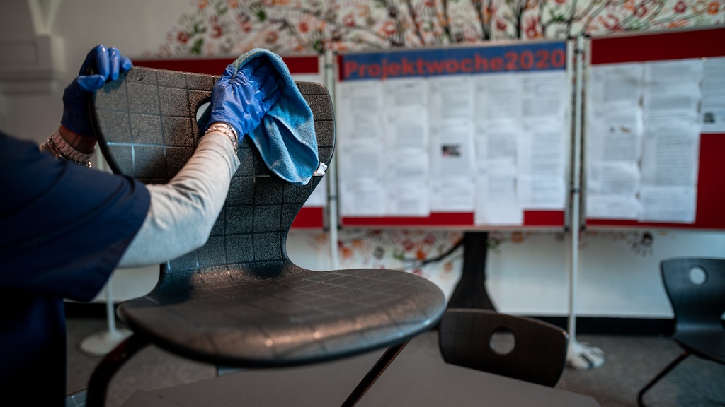 Vor und nach den Prüfungen sollen alle Oberflächen in den Schulen gründlich gereinigt werden. Aber womit?