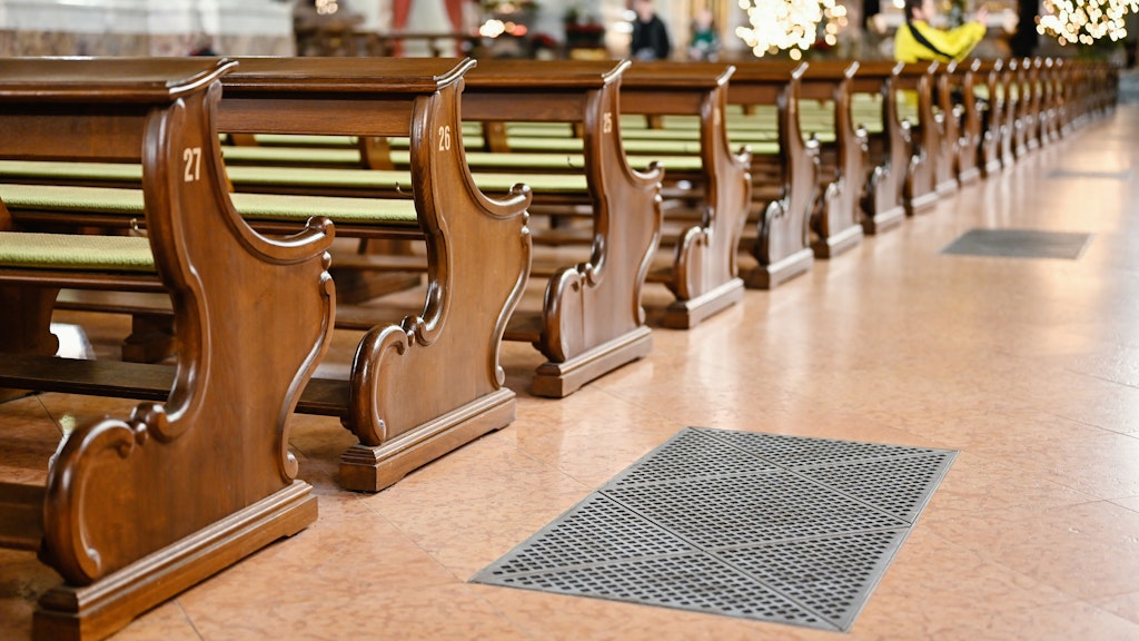Eine Klage soll erreichen, dass Gottesdienste mit bis zu 50 Teilnehmern stattfinden dürfen.