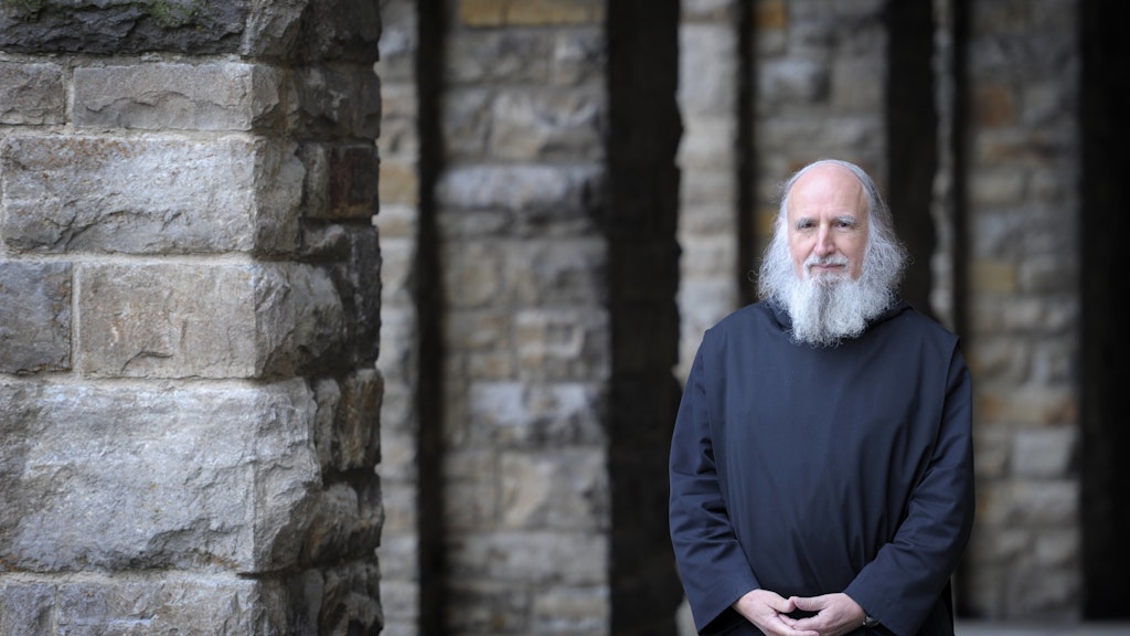 Benediktinerpater Anselm Grün, aufgenommen vor der Abtei Münsterschwarzach bei Würzburg