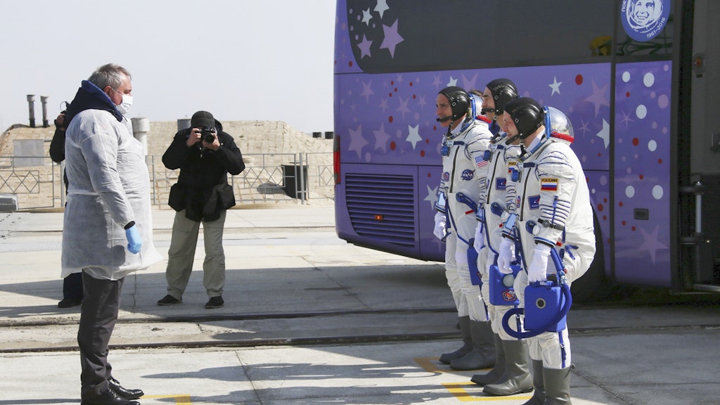 Auf geht's zur ISS: Iwan Wagner, Anatoli Ivanishin und Chris Cassidy (v.r.) nehmen Abschied von Baikonur.
