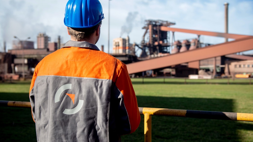 Ein Mitarbeiter steht vor dem Stahlwerk auf dem Gelände der Salzgitter AG. Auch der Stahlkonzern Salzgitter muss seine Produktion wegen der Folgen der Corona-Krise drosseln.