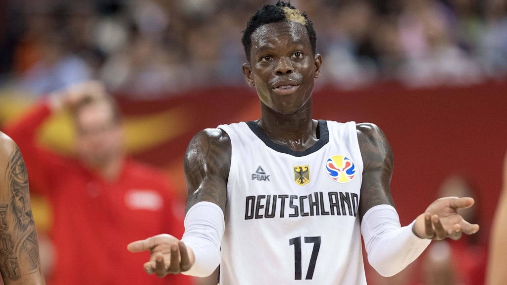 Deutschhlands Basketballer um NBA-Profi Dennis Schröder müssen sich gedulden, ehe sie bei der EM vor heimischem Publikum antreten können.