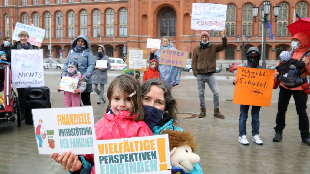 Corinna Balkow mit Tochter Erin vor dem Roten Rathaus.