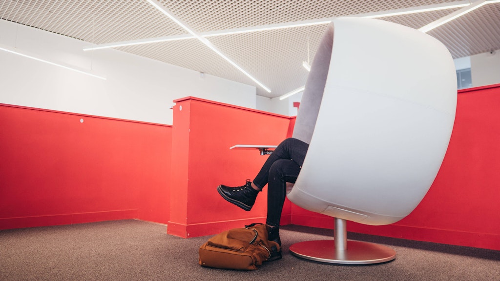 Gefangen in den quälenden Routinen seines freudlosen Alltags tut der Erzähler, was ein Student der Literaturwissenschaften tut: Er geht in die Bibliothek. 