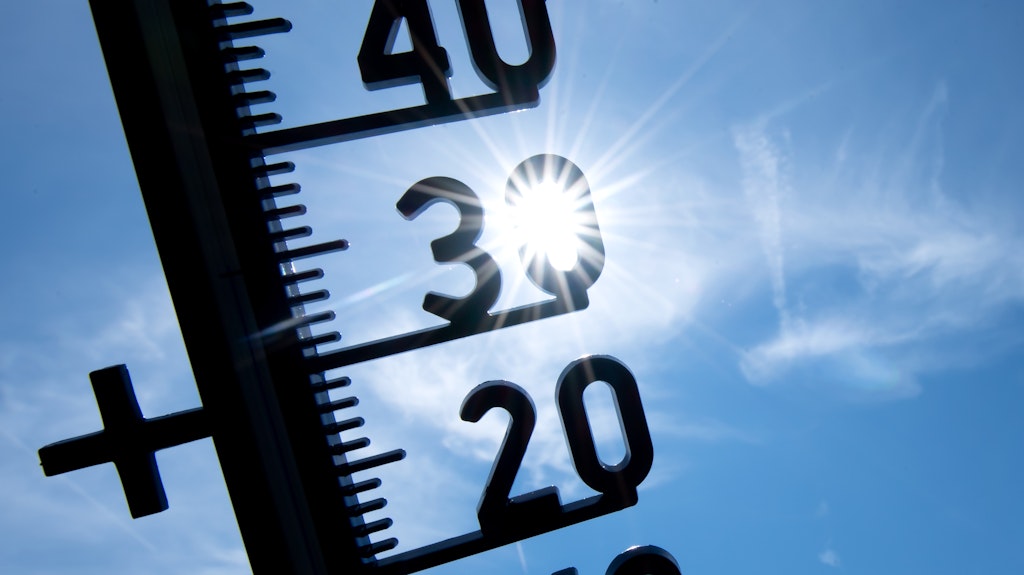 Ein Thermometer zeigt Temperaturen über 30 Grad an. Die Weltwetterorganisation (WMO) rechnet in den kommenden Monaten mit überdurchschnittlich hohen Temperaturen.