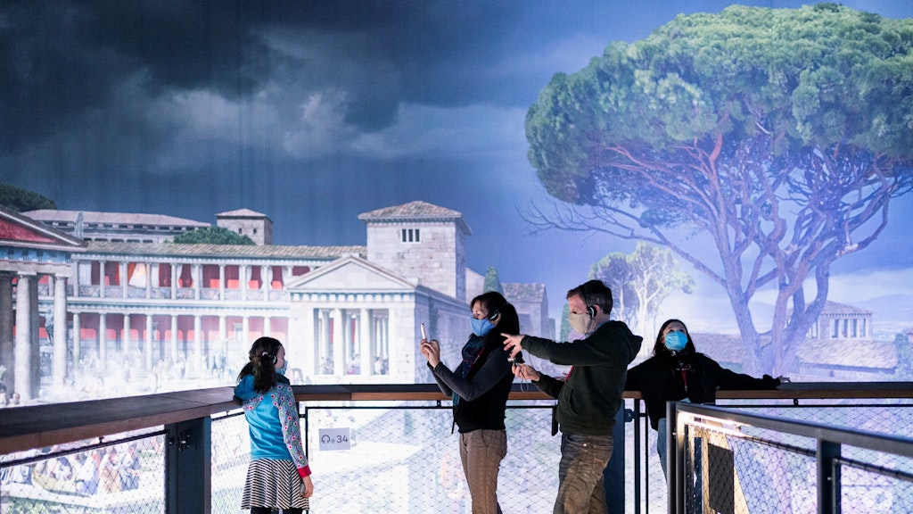 Eine Familie im Panorama des Pergamon-Museums.