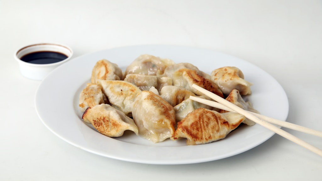 Gebräunt, wo sie am Wok anklebten: delikat gefüllte Jiǎozi-Dumplings von Wok Show.