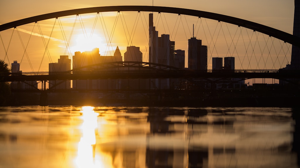 Frankfurt am Main: Die Skyline der Bankenstadt im Sonnenuntergang. 