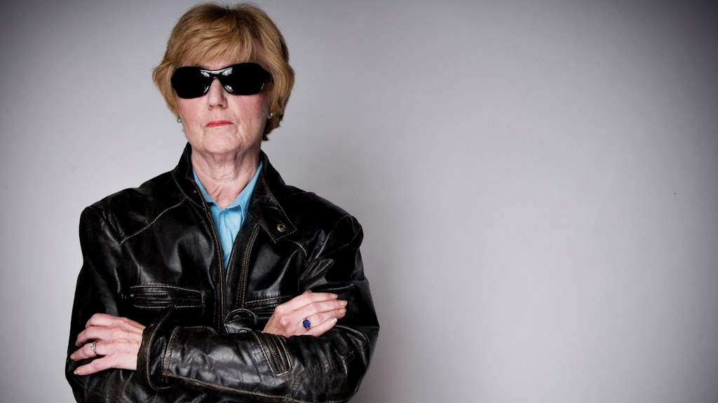 Hier in Lederjacke und Sonnenbrille: die Schwiegermutter. 