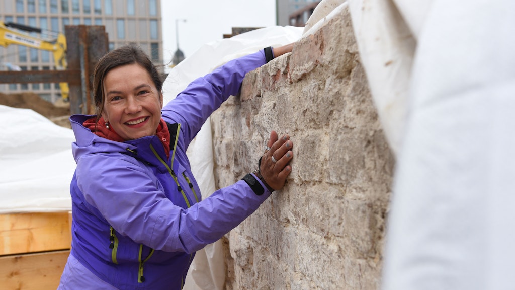 Die Archäologin Claudia Maria Melisch an einer Mauer des Fundaments der von ihrem Team ausgegrabenen Alten Lateinschule auf dem Petriplatz.