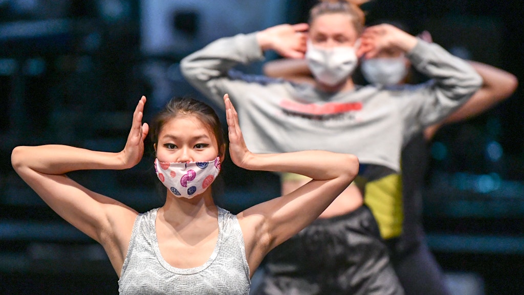<em>The show will go on:</em> Tänzer des Friedrichstadt-Palasts proben jetzt mit Maske.