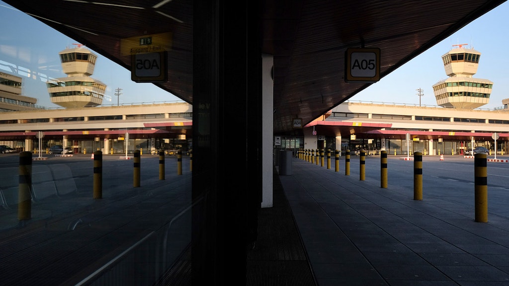 Tower und Terminalgebäude in Tegel. Am Flughafen ist es ruhig geworden.